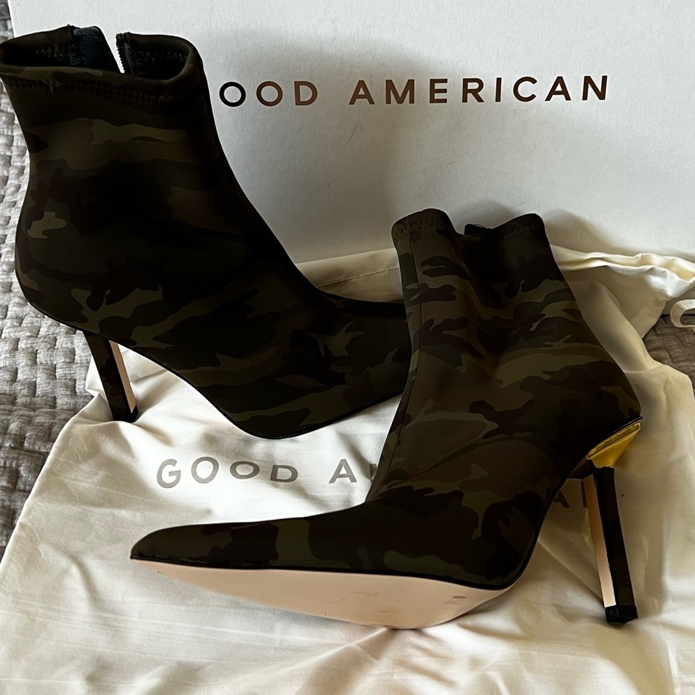 GOOD AMERICAN “Shine” Kickstand boots
Neoprene Camo print